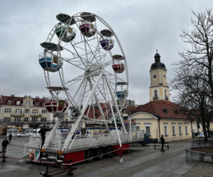Białystok ma swój diabelski młyn! Zobacz nową atrakcję na Rynku Kościuszki