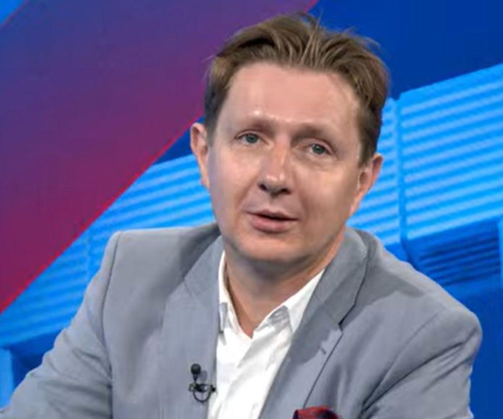 Ekonomista Artur Bartoszewicz w studiu telewizyjnym. O jego krytyce polityków przeczytasz na SE Polityka.