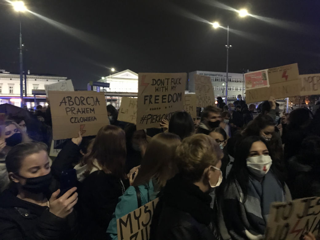 Strajk kobiet w Sosnowcu. Tłumy na ulicach! Wsparcie karetek, medyków i taksówkarzy
