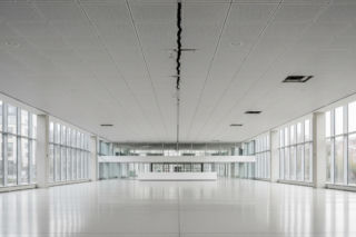 Runął sufit w Warszawie. Co naprawdę stało za spektakularną awarią w biurowcu?