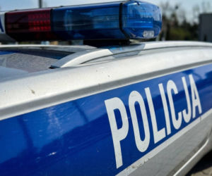 Pościg w powiecie krośnieńskim. Naćpany kierowca zakończył ucieczkę na skarpie