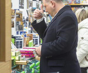 Sławomir Mentzen na zakupach w galerii