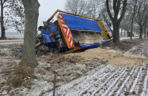 Pługopiaskarka wylądowała w rowie. Trudne warunki na drogach w powiecie wschowskim