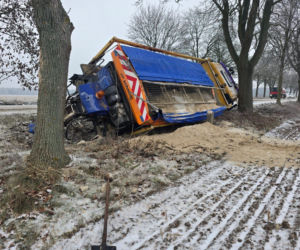 Pługopiaskarka wylądowała w rowie. Trudne warunki na drogach w powiecie wschowskim