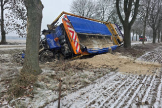 Pługopiaskarka wylądowała w rowie. Trudne warunki na drogach w powiecie wschowskim