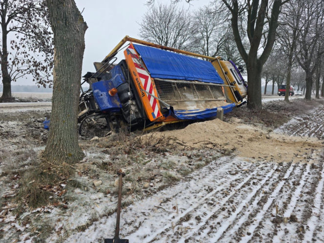 Pługopiaskarka wylądowała w rowie. Trudne warunki na drogach w powiecie wschowskim
