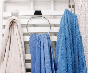 Wyrzuć wieczorem z łazienki. Nieładny zapach wilgoci zniknie raz na zawsze. Sposób na zapachy w łazience