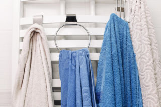 Wyrzuć wieczorem z łazienki. Nieładny zapach wilgoci zniknie raz na zawsze. Sposób na zapachy w łazience