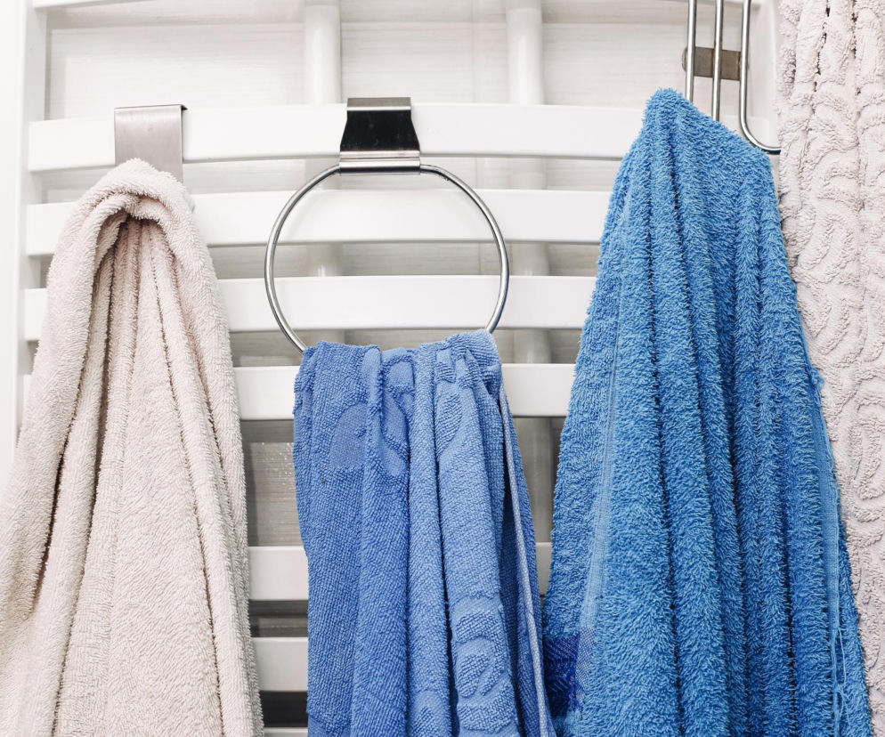 Mokre ręczniki w łazience