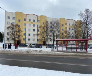 Próba porwania dziecka w Białymstoku. Rodzice są przerażeni. Ciemny samochód, mężczyzna w okularach