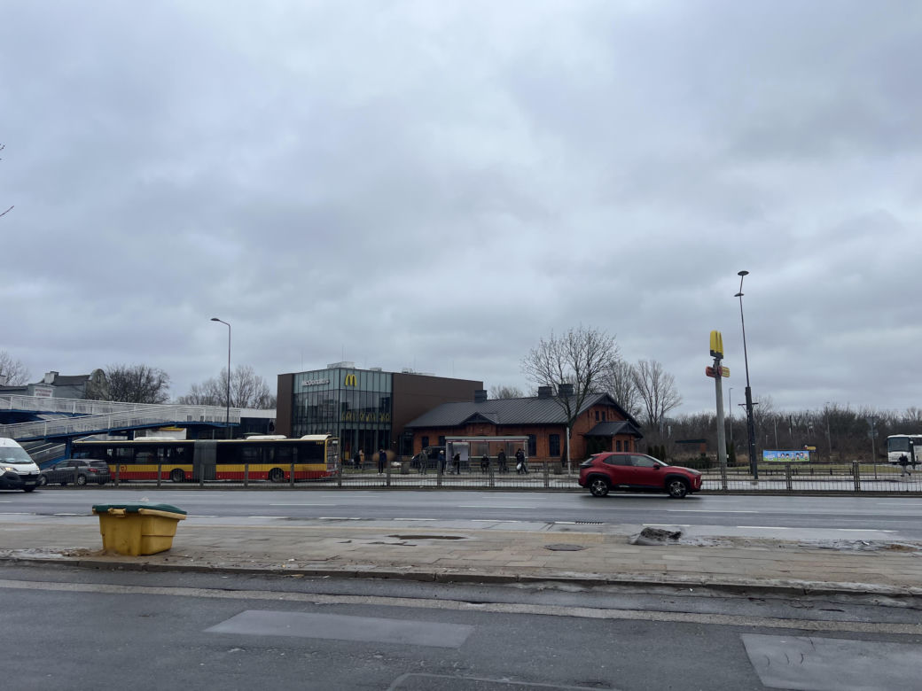 Nietypowy McDonald's przy ul. Radzymińskiej w Warszawie