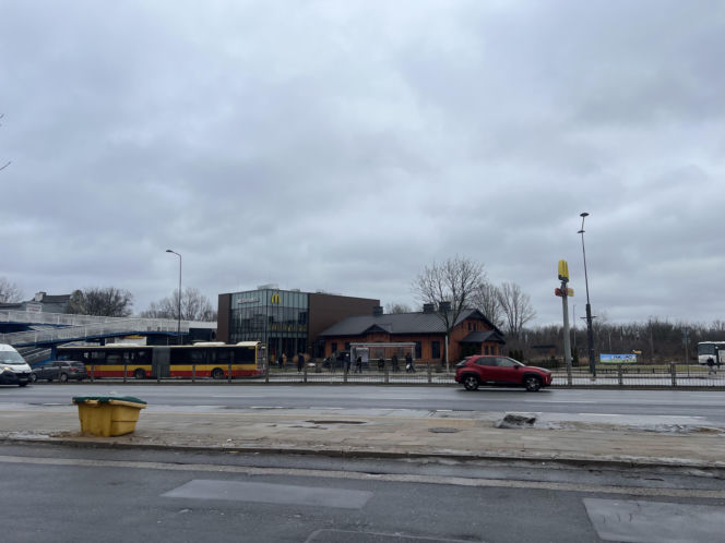 Nietypowy McDonald's przy ul. Radzymińskiej w Warszawie