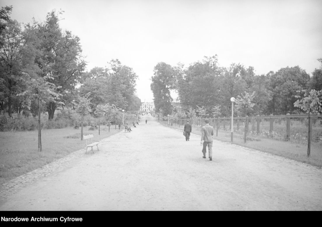 Spacerowicze w alei parkowej. W oddali widoczny Pałac Branickich 1936 rok