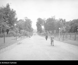 Spacerowicze w alei parkowej. W oddali widoczny Pałac Branickich 1936 rok