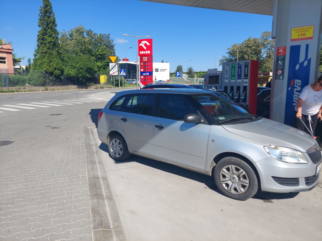 BLOKUJEMY ORLEN. W Starachowicach więcej Policji niż blokujących