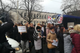 Wrocław: Protestujący pracownicy sądu zablokowali ulicę! Chcemy płacy godnej, a nie głodnej! [ZDJĘCIA]