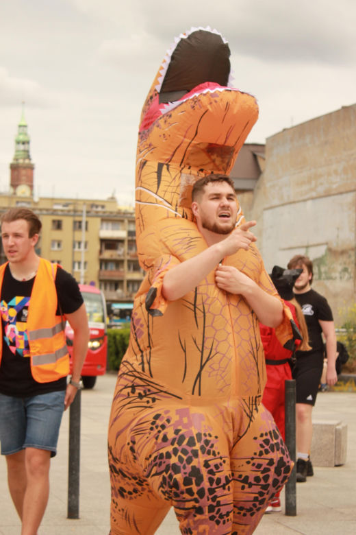 Studenci opanowali Wrocław. Pochód juwenaliowy przeszedł ulicami miasta. Było śpiewająco! [ZDJĘCIA]