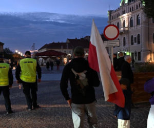 Marsz milczenia w Jarosławiu po ataku na księdza. Mieszkańcy w żałobie
