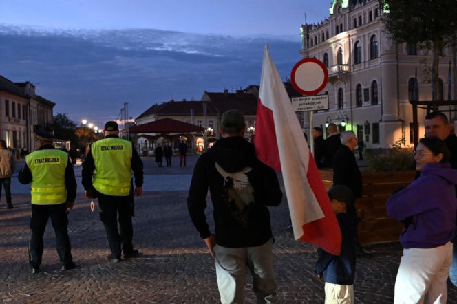 Marsz milczenia w Jarosławiu po ataku na księdza. Mieszkańcy w żałobie