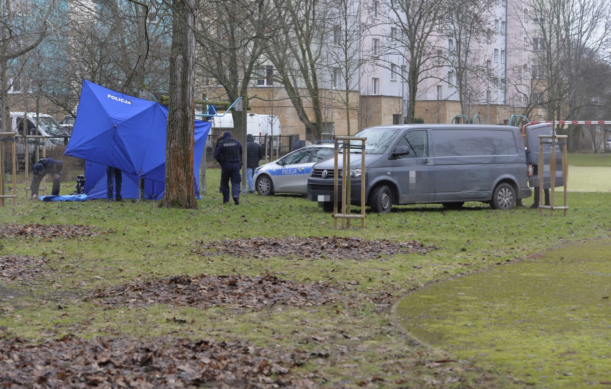 Tragedia na Mokotowie. Zwłoki młodziutkiej kobiety na szkolnym boisku