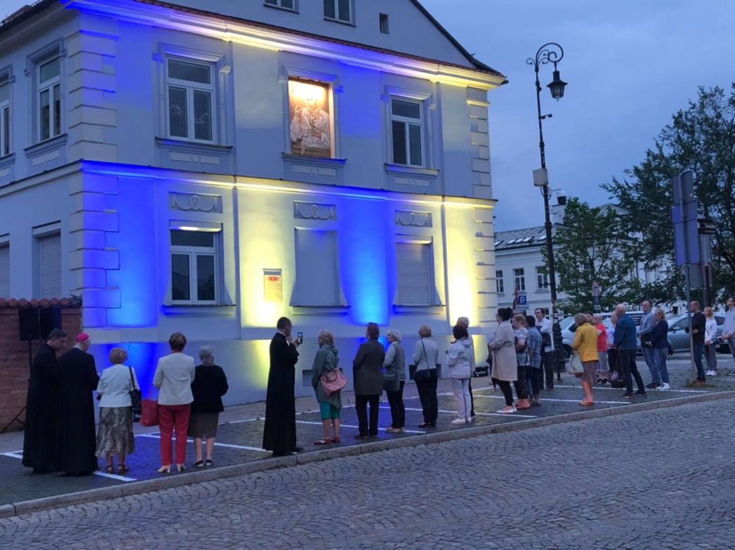 Płock. Kardynał Dziwisz odsłonił "Okno papieskie"! Ponad tysiąc marmurów i granitów!