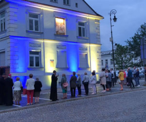 Płock. Kardynał Dziwisz odsłonił Okno papieskie! Ponad tysiąc marmurów i granitów!