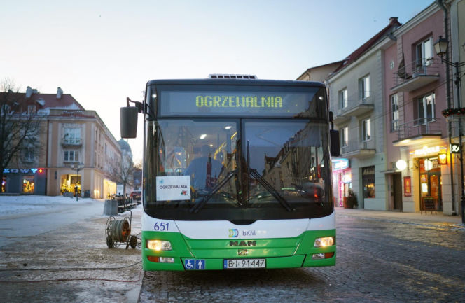 "To jest ogromna pomoc". Mobilna ogrzewalnia w Białymstoku. Można się ogrzać i napić herbaty