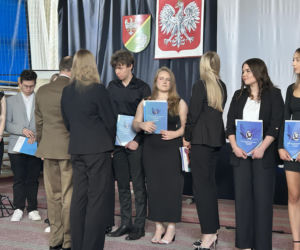 Czwartoklasiści po absolutorium. Wkrótce matury