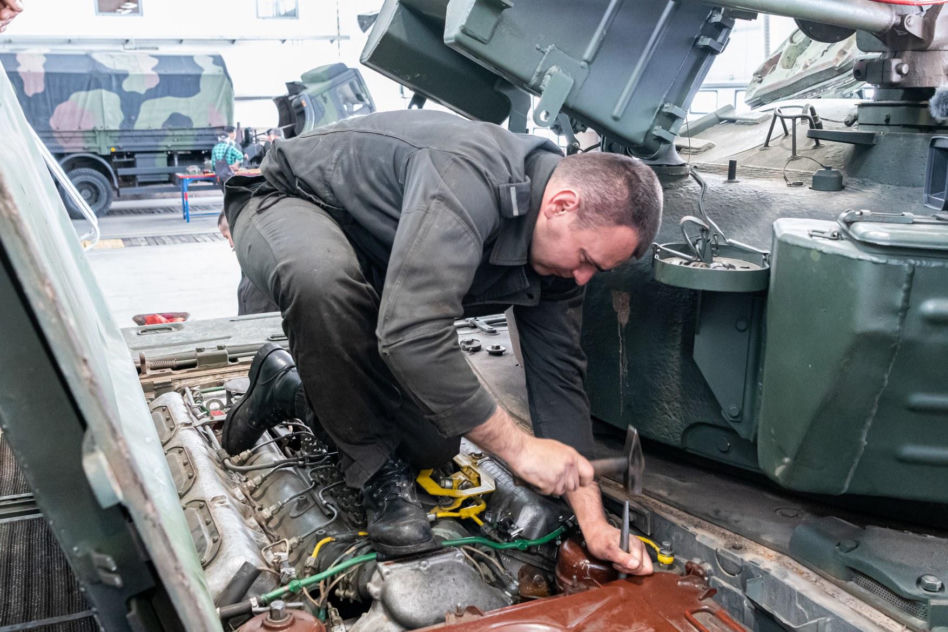 Obsługa techniczna czołgu T-72