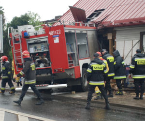 Sokółka. Wóz strażacki zderzył się z osobówką, a potem wjechał w dom. 4 osoby ranne