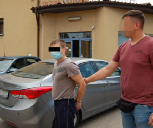 Nienawistni lokatorzy! Właścicielka lokum pobita i zbezczeszczona