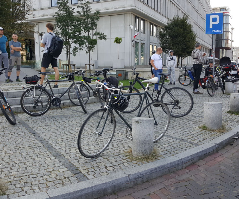 Rowerzyści protetsują na moście Poniatowskiego