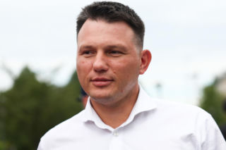 Mentzen zakpił z policjantek. Szef MSWiA nie odpuścił