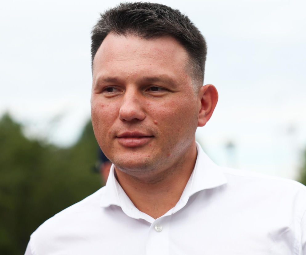 Sławomir Mentzen w białej koszuli na zewnątrz. O jego komentarzu w sprawie policjantek przeczytasz na SE Polityka.