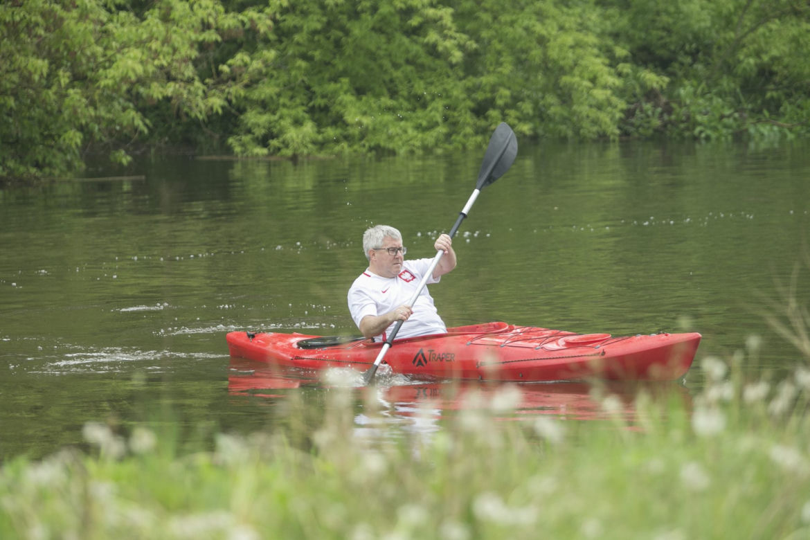 Ryszard Czarnecki spływa kajakiem rzeką Wkrą
