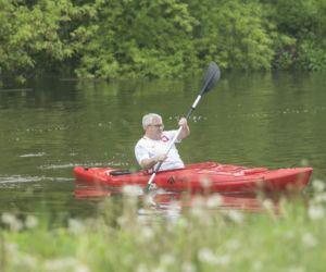 Ryszard Czarnecki spływa kajakiem rzeką Wkrą