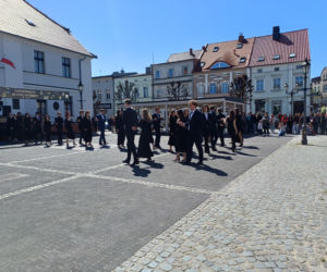 Polonez maturzystów z I LO na rynku w Ostrzeszowie
