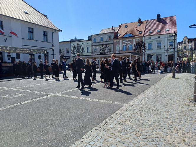 Polonez maturzystów z I LO na rynku w Ostrzeszowie