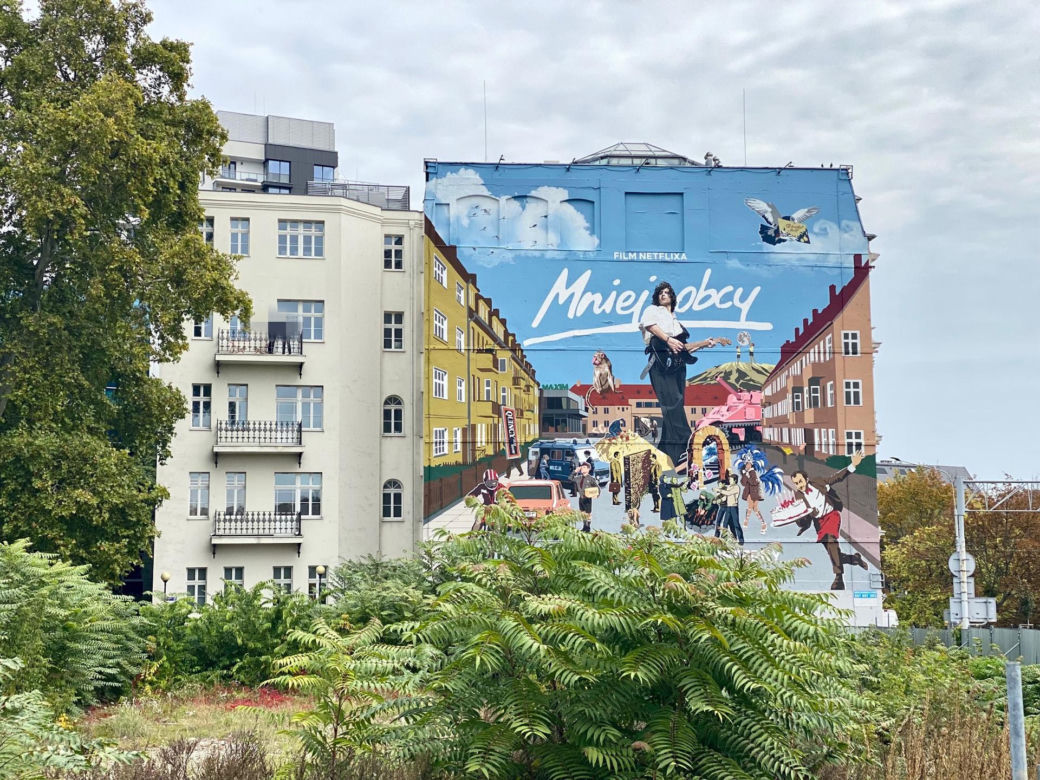 Wyjątkowy mural powstał we Wrocławiu! Wizualny hołd dla Jana Borysewicza z okazji sukcesu "Mniej obcego"