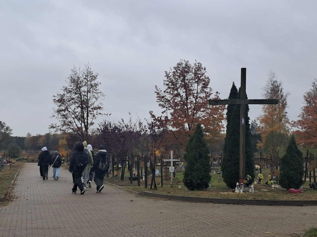 Rekordowa akcja "Światełko Pamięci". Uczniowie z Łodzi porządkowali opuszczone groby