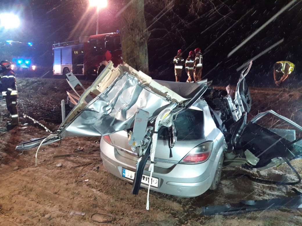 Nowowola. Tragiczny wypadek na Podlasiu. Opel uderzył w drzewo