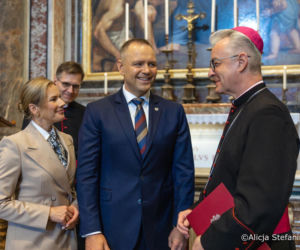 Marta Nawrocka poszła w takim stroju na grób Jana Pawła II