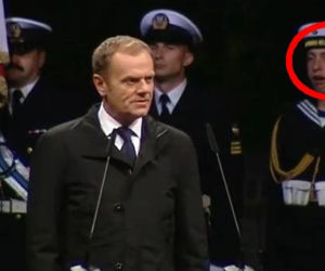 Premier Tusk przemawia na Westerplatte, a żołnierz ZIEWA