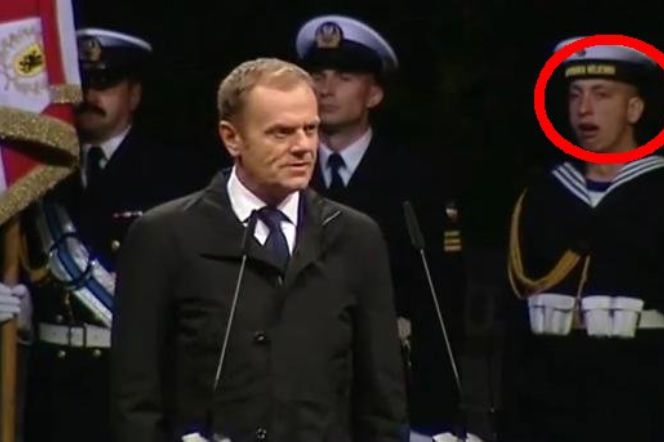 Premier Tusk przemawia na Westerplatte, a żołnierz ZIEWA