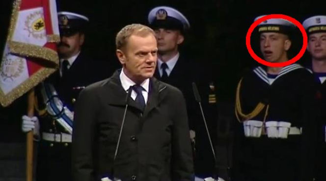Premier Tusk przemawia na Westerplatte, a żołnierz ZIEWA