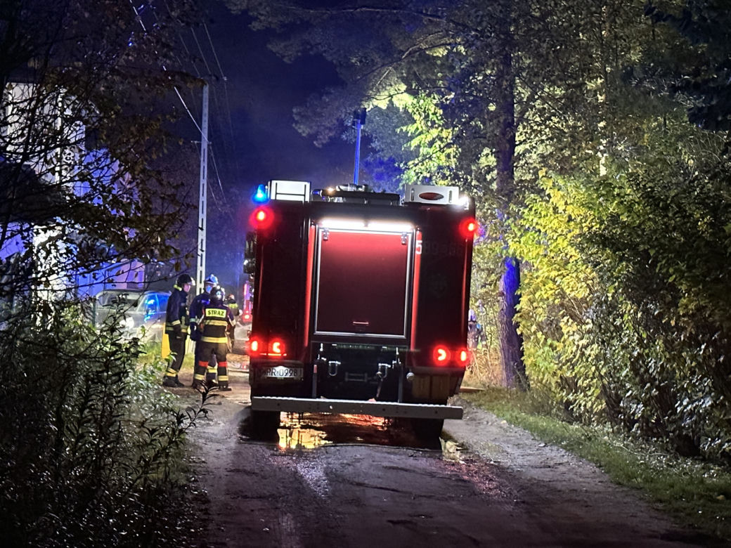 Wielka akcja strażaków pod Pruszkowem. Dom płonął na oczach mieszkańców