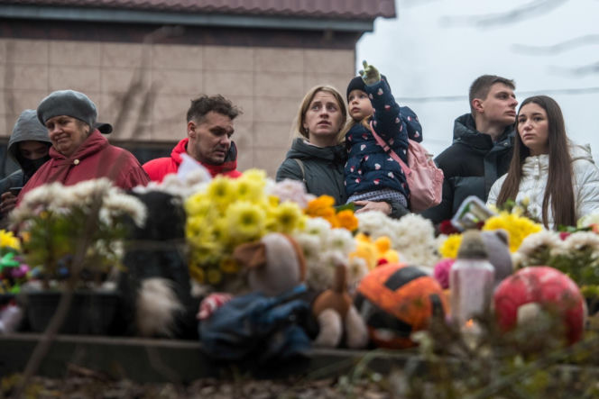 Akcja poszukiwawczo-ratownicza w miejscu uderzenia rosyjskiej rakiety manewrującej w wielopiętrowy budynek mieszkalny w Tarnopolu