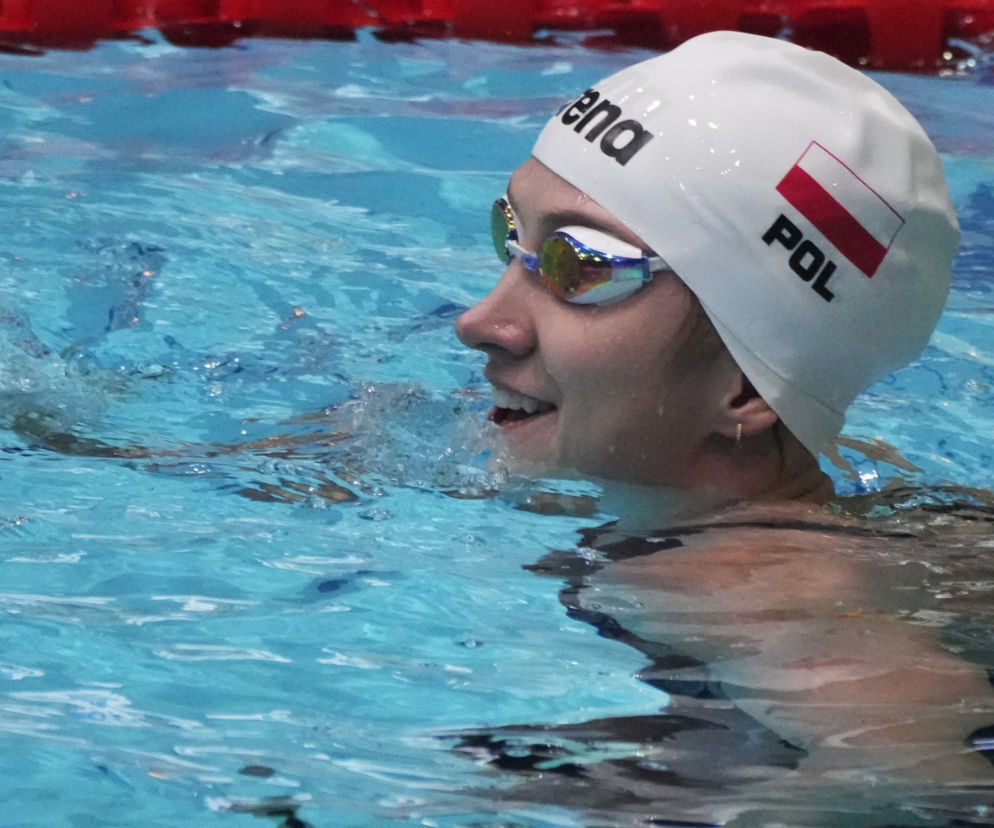 Katarzyna Wasick uśmiechnięta po półfinale na 50 m dowolnym