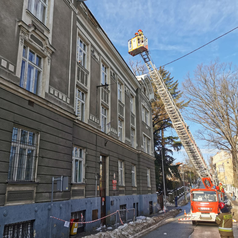 Bryła lodu spadła na ojca i 13-miesięczne dziecko, jego stan jest poważny. Ma pękniętą czaszkę
