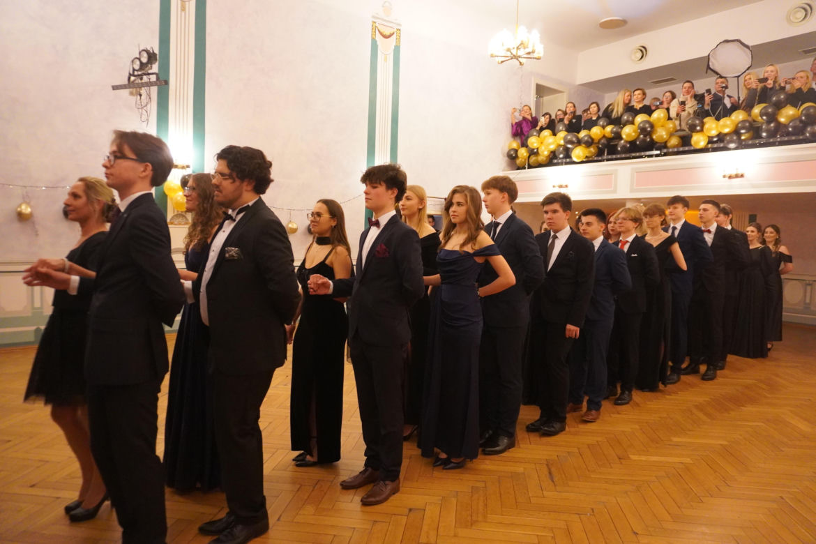 Polonez na Studniówce 2025 w II LO w Poznaniu